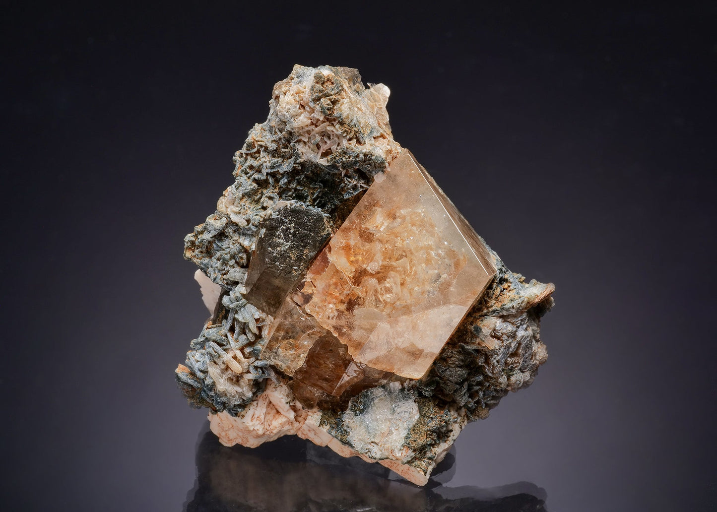 TOPAZ with QUARTZ, STILBITE-Ca and Feldspar