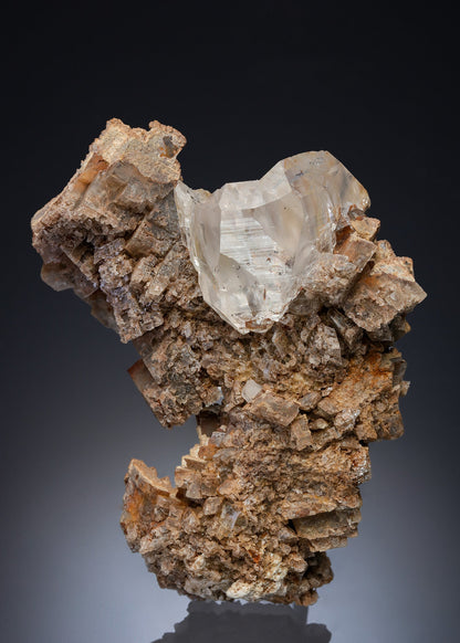 FLUORAPATITE with QUARTZ on SIDERITE