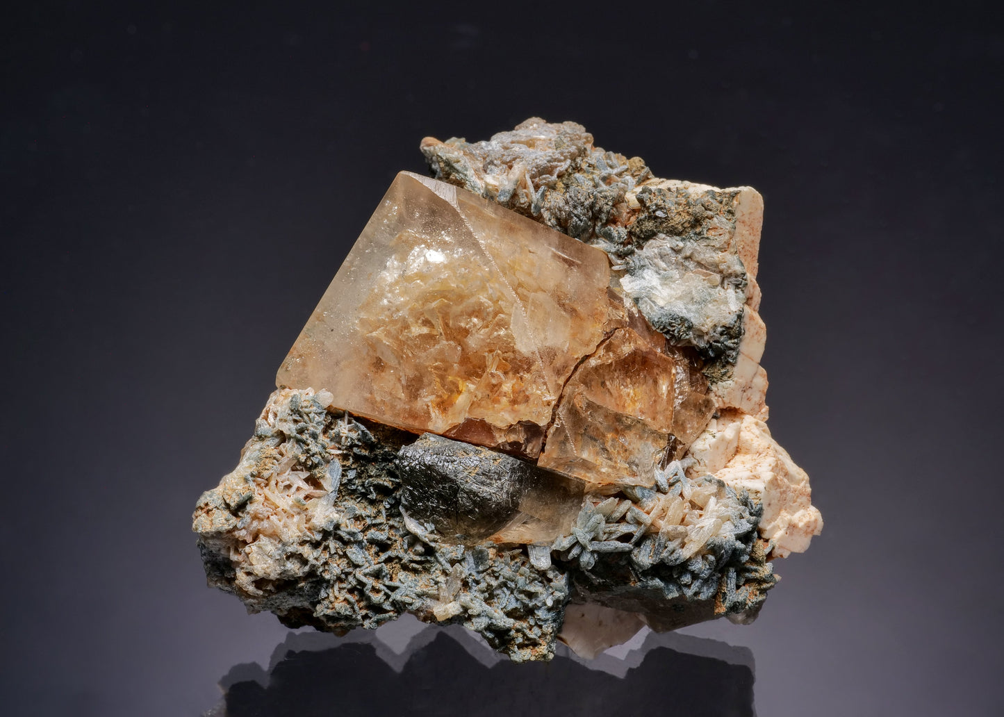 TOPAZ with QUARTZ, STILBITE-Ca and Feldspar