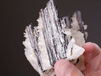 HÜBNERITE   with  QUARTZ